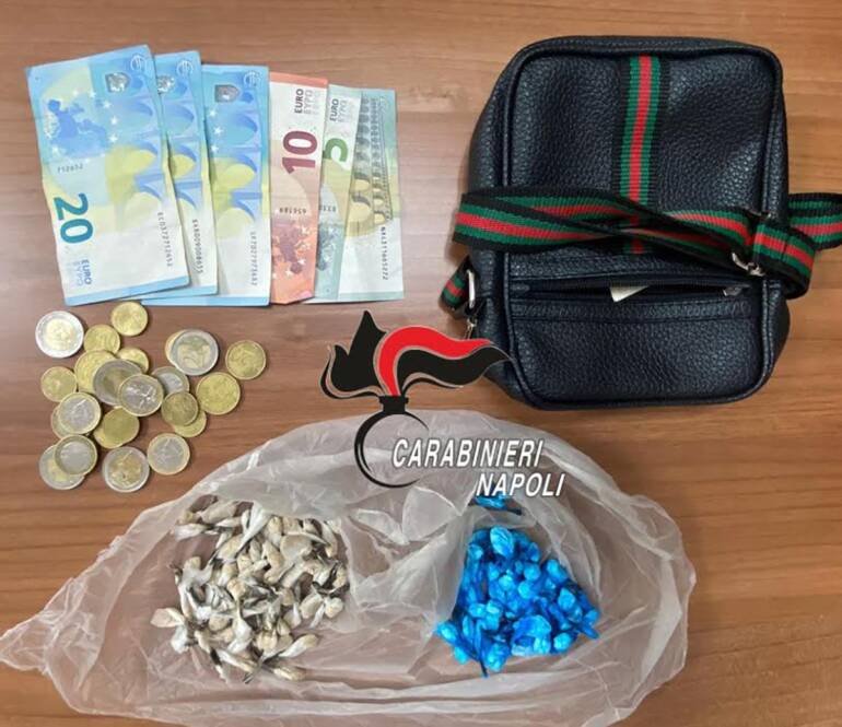 Caivano, giovane pusher del Parco Verde aggredisce i carabinieri: 2 arresti