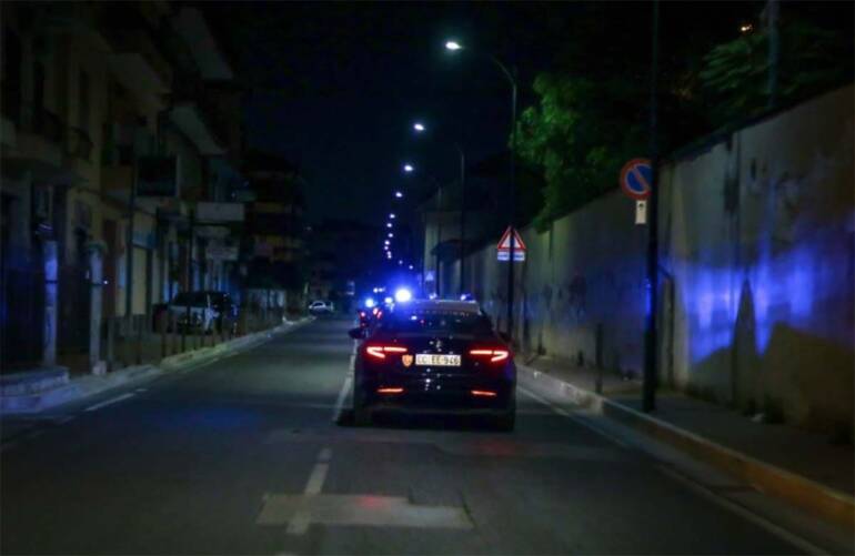 A Napoli turista rapinato e ferito a colpi di pistola