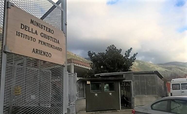 Blitz nel carcere di Arienzo: cani antidroga scovano smartphone e stupefacenti in cella