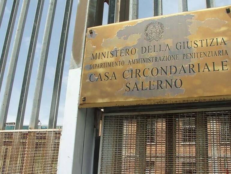 Agente aggredito da detenuto a Salerno, Sappe: “Già noto, chiesto più volte il trasferimento”