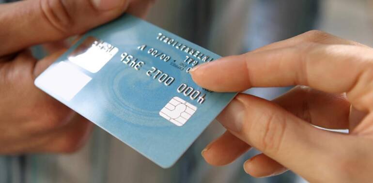 Benevento, preleva 500 euro con la carta di credito rubata all’amicio