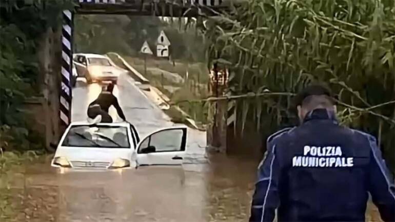 Cellole, donna intrappolata nell’auto nel sottopasso allagato