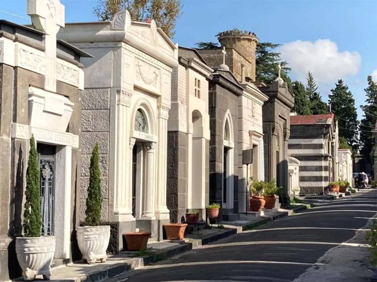 Napoli, scatta il piano traffico per la commemorazione dei defunti