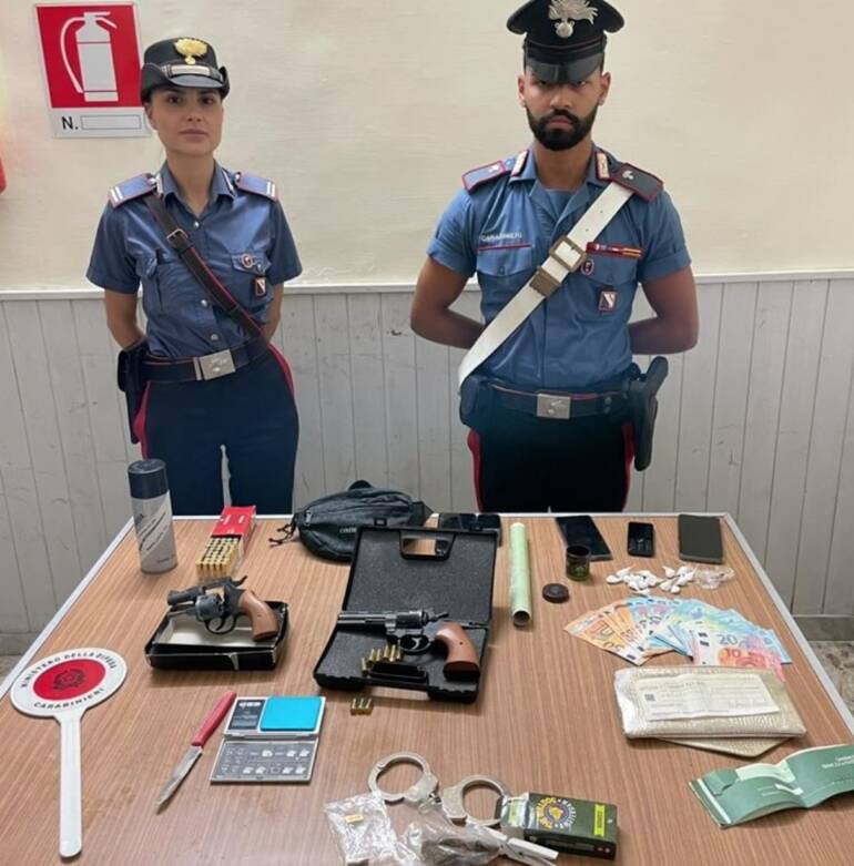 Blitz dei carabinieri a Recale, sequestrate droga e armi