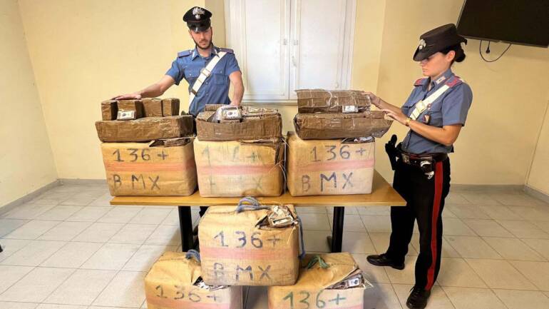 Casoria, sequestrati 231 chili di hashish: arrestato incensurato. Il video