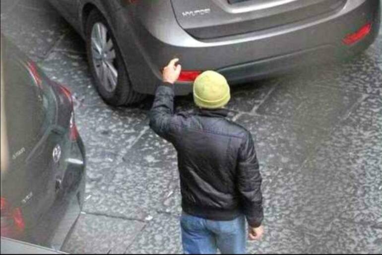 acerra, tentano di rapinare automobilista