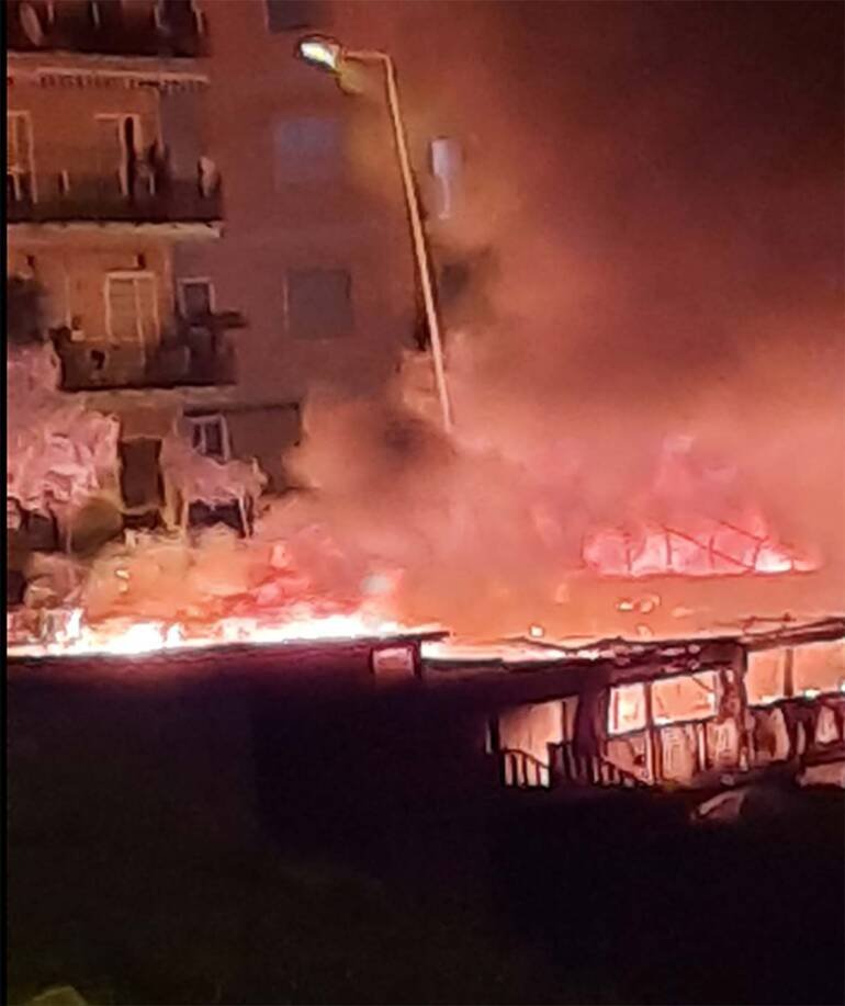 Pozzuoli, Lido La Pietra in fiamme da stanotte