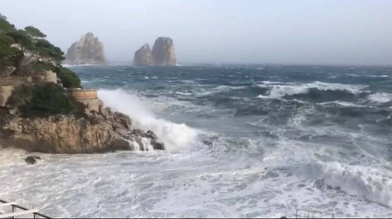 Maltempo a Capri, forti disagi a Marina Grande per le partenze