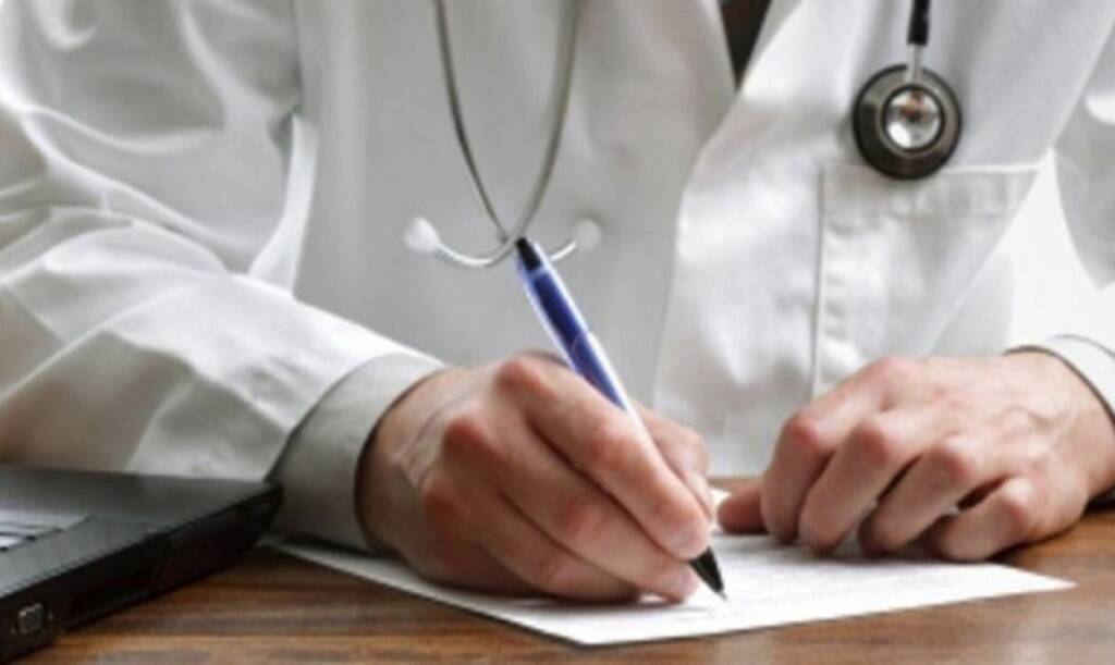 La Fimmg protesta per la “illegittima permanenza dei medici pensionati over 70”