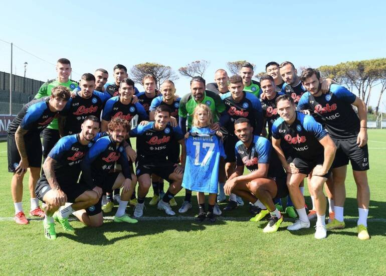 Festa con Napoli e sindaco per il bimbo con la maglia al rovescio
