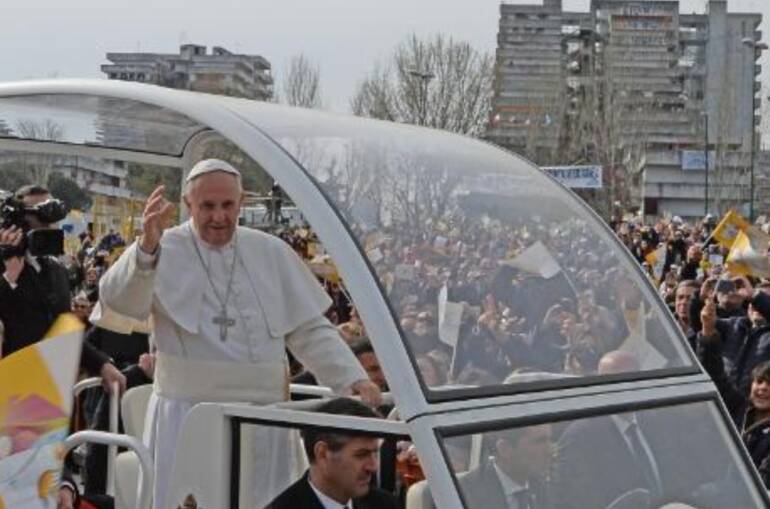 Il Vaticano: “Papa Francesco ha riposato bene, quadro clinico migliora”
