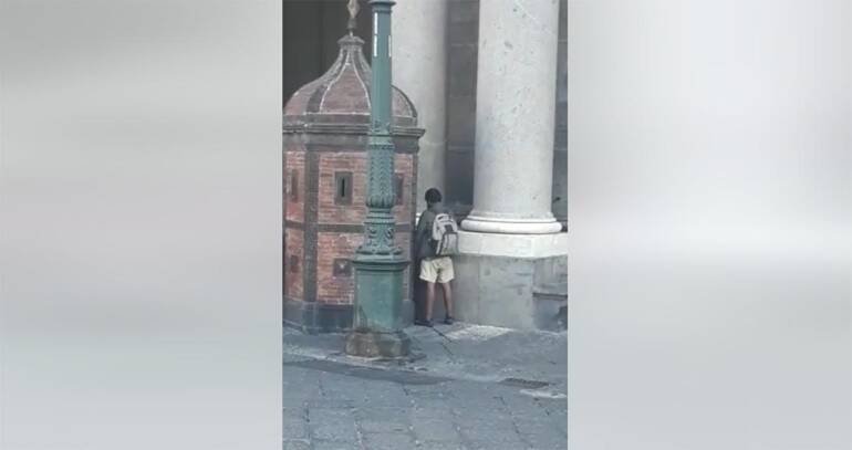 Napoli choc: uomo urina davanti Palazzo Reale. IL VIDEO
