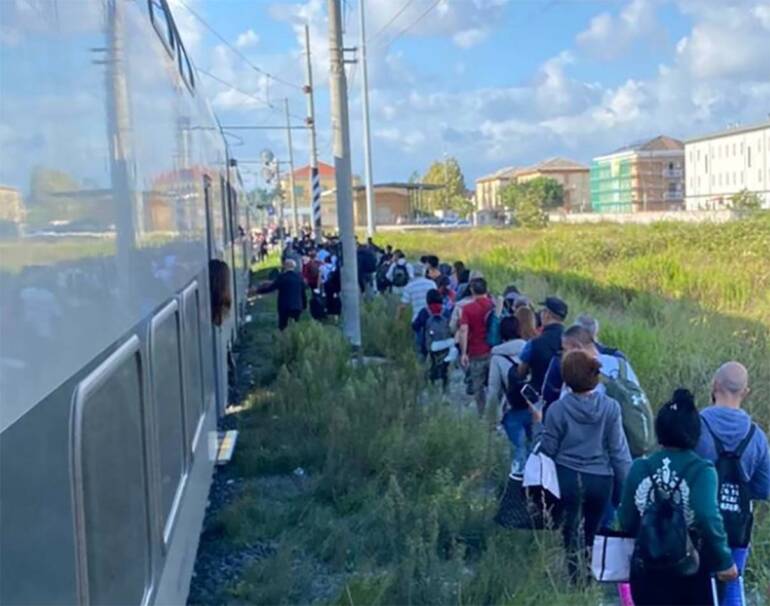 Villa Literno, treno salta la fermata e prosegue: passeggeri scendono nelle campagne