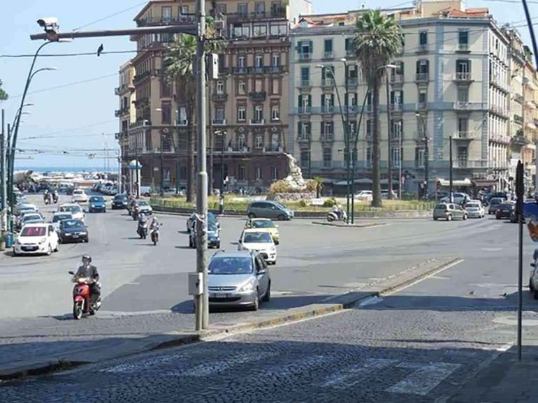 Napoli, 62enne investito e ucciso in piazza Sannazaro mentre porta a spasso il cane