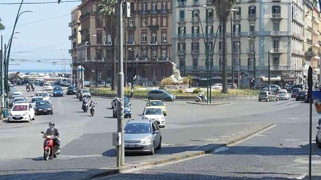 Napoli, sorpreso con pistola clandestina in auto a Piazza Sannazaro: arrestato un 38enne