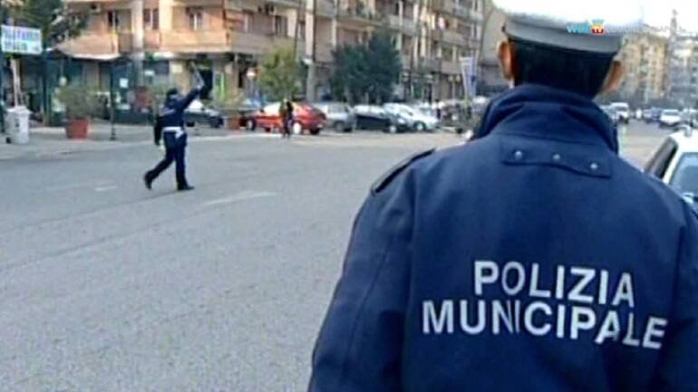 Sversa rifiuti in strada a Napoli e scappa alla vista degli agenti: fermato