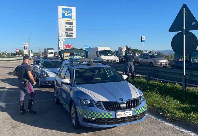 Caserta: fermata auto contromano sull’A1, evitata la tragedia