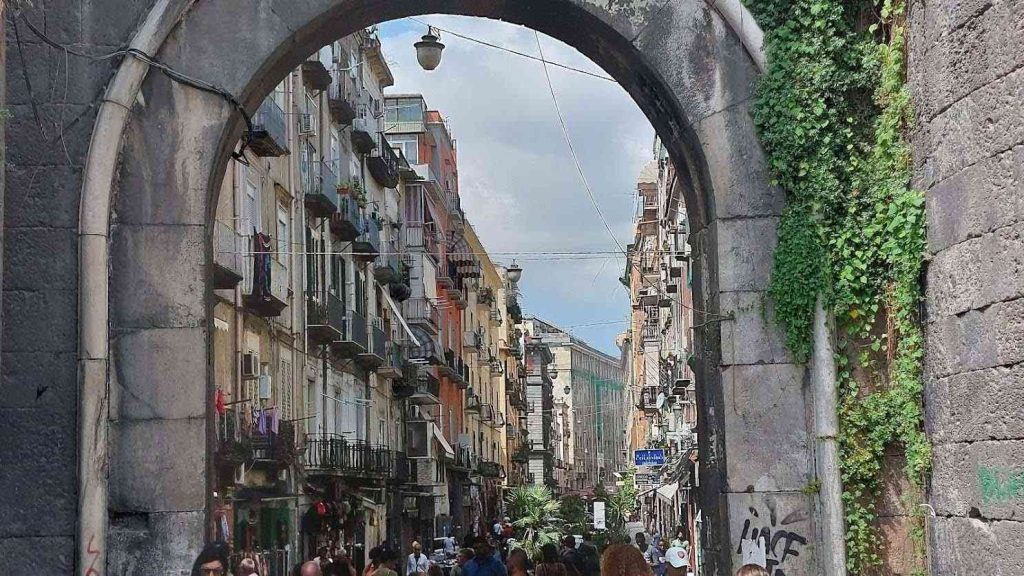 Rapina turista a Porta Nolana: tunisino inseguito e arrestato, 2 agenti e un turista in ospedale