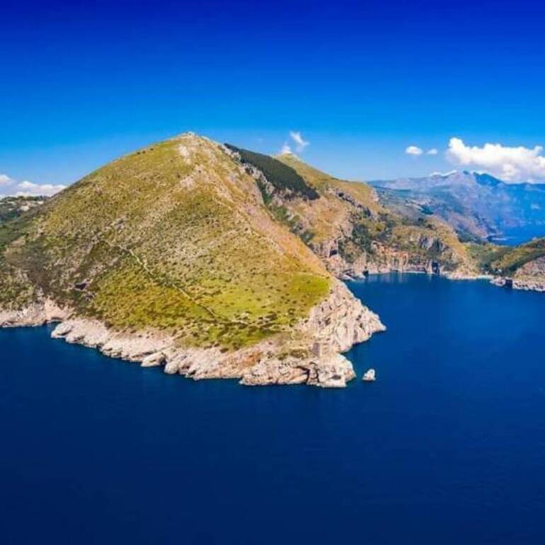 Rimosse boe abusive a Punta Campanella