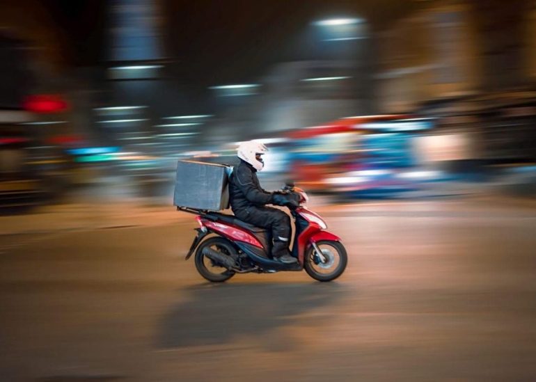 Napoli, rider sorpreso con patente falsa e documento revocato: denunciato