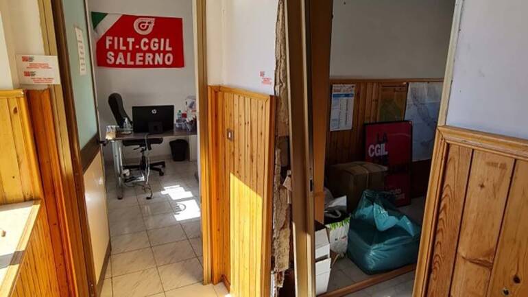 Salerno, vandalizzata nella notte la sede della Filt-Cgil