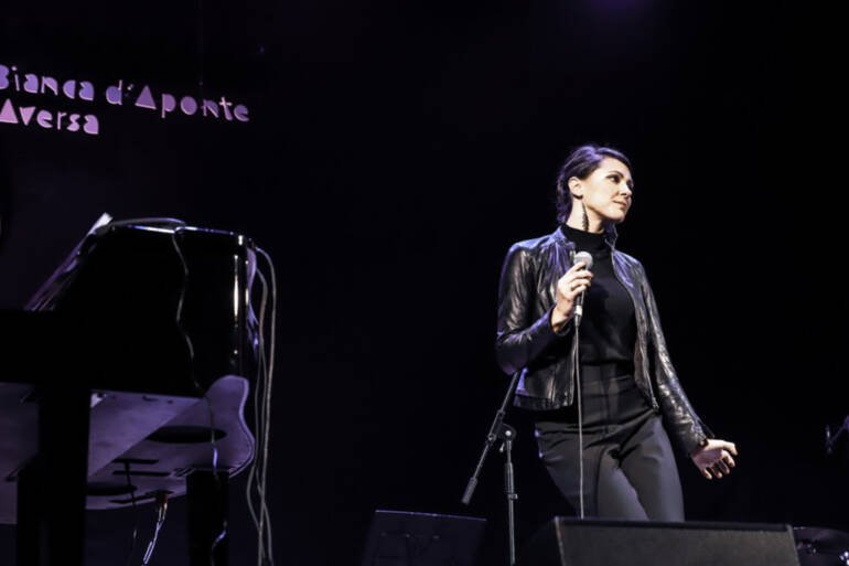 Simona Molinari a teatro con ‘El Pelusa y La Negra’ I dialoghi visionari fra Diego Armando Maradona e Mercedes Sosa