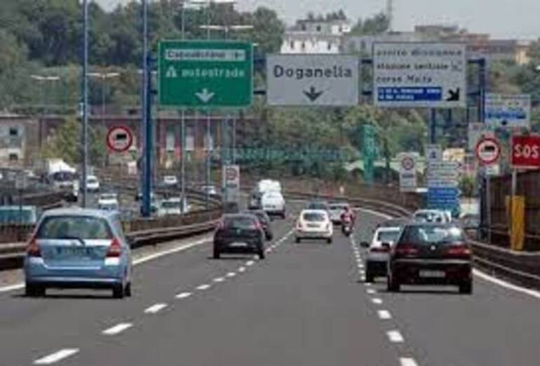 Travolge un motocilista sulla Tangenziale di Napoli: denunciato