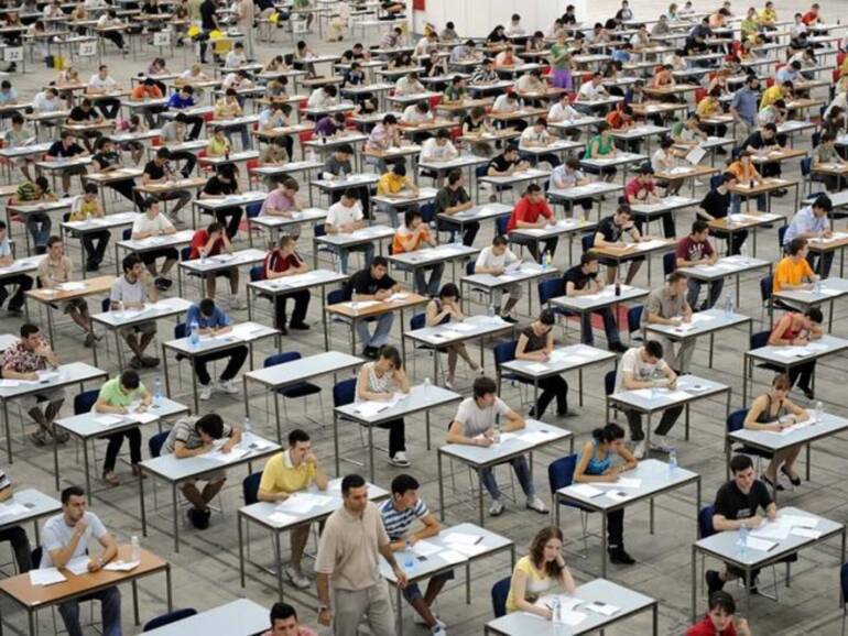 La Camera approva la riforma dell’accesso a Medicina: stop ai quiz, la selezione slitta alla fine del primo semestre