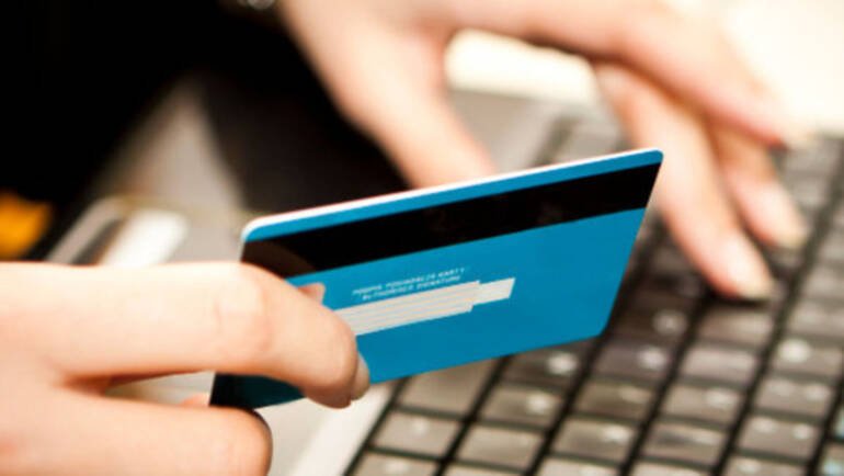 Truffe online: conti correnti svuotati via web, sei misure cautelari