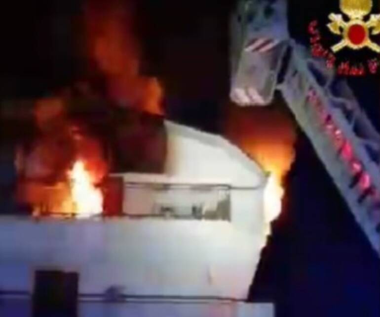 Marcianise, uomo intrappolato nella casa in fiamme, salvato dai vigili del fuoco