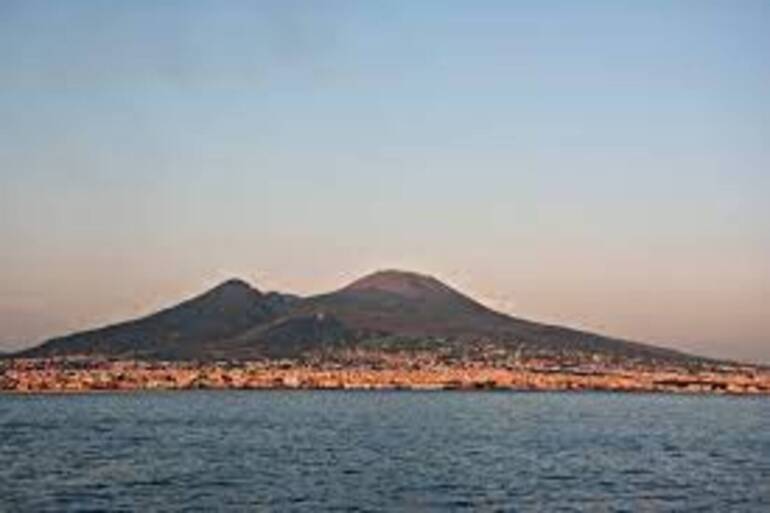 ‘Ballando sul Vulcano’, Vesuvio e San Gennaro in mostra a Monaco