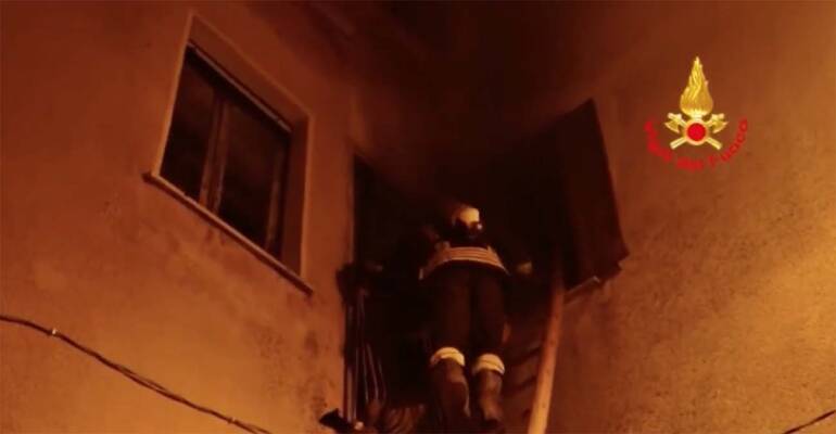 Incendio a Secondigliano, evacuate 30 persone