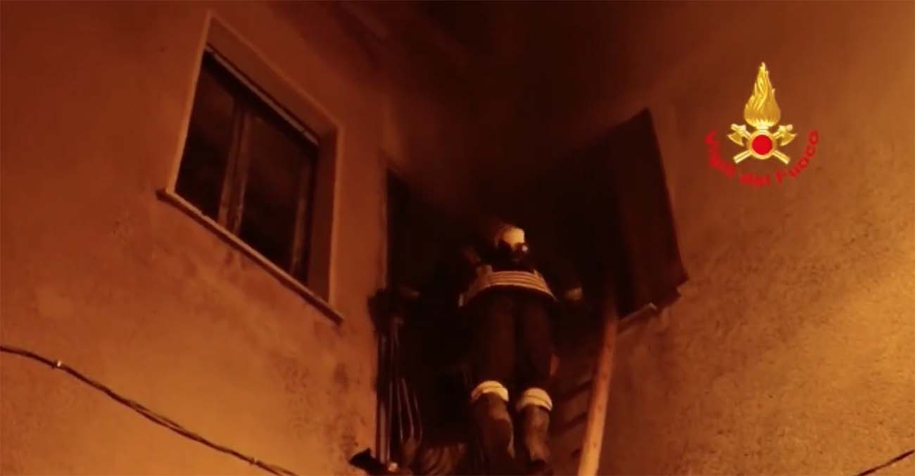 Incendio mortale nel garage di Napoli: vittima un clochard.