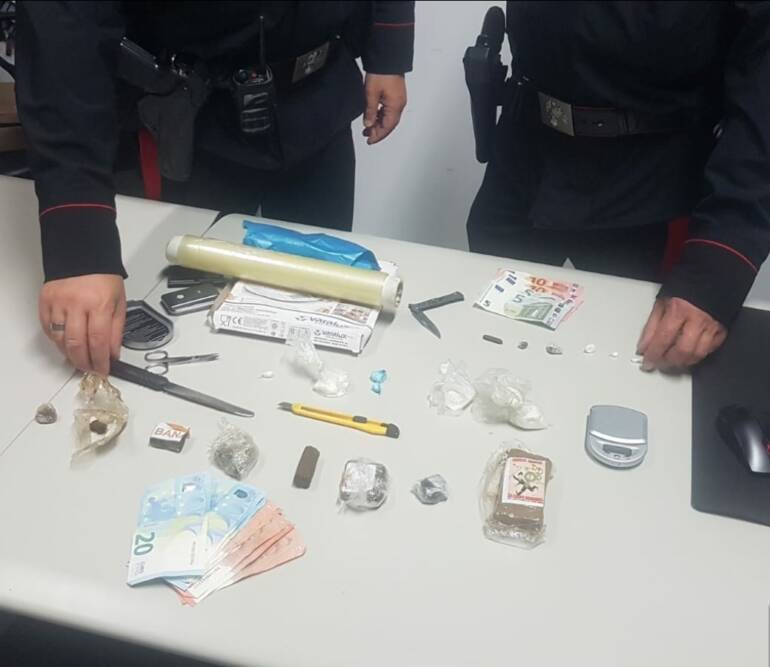 Boscoreale, minimarkert della droga in casa: arrestato
