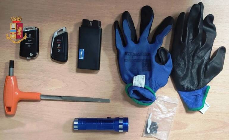 Fuorigrotta denunciati 4 ladri