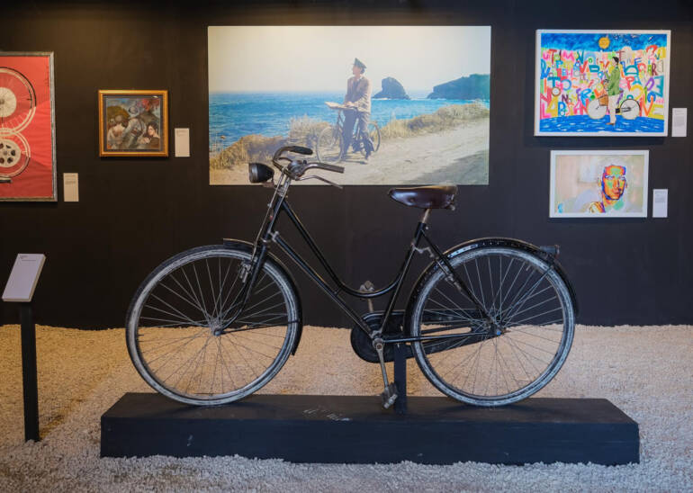 La bicicletta del postino fa ritorno a Procida. Presentata la mostra ‘I volti di Massimo Troisi’