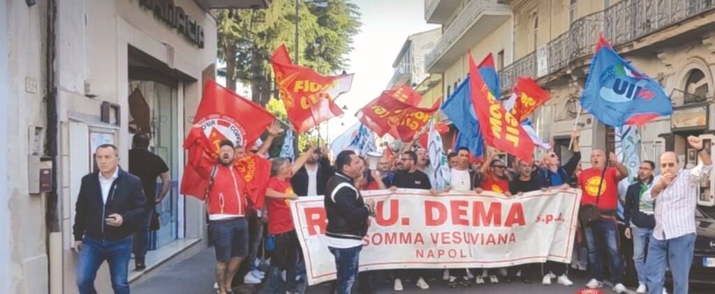 Dema workers picket at the Somma Vesuviana plant
