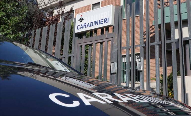 A Recale insegue genitori in caserma per impedire denuncia, arrestato