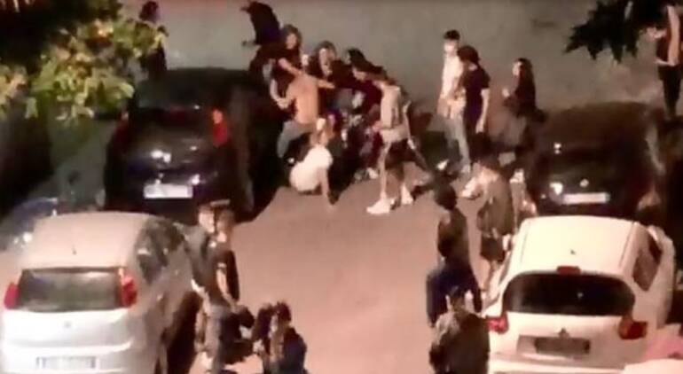 Quarto, rissa condominiale tra 3 famiglie: 9 persone denunciate