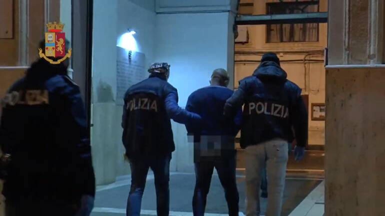 Stuprata bimba di 7 anni in un asilo abusivo: 2 arresti della polizia