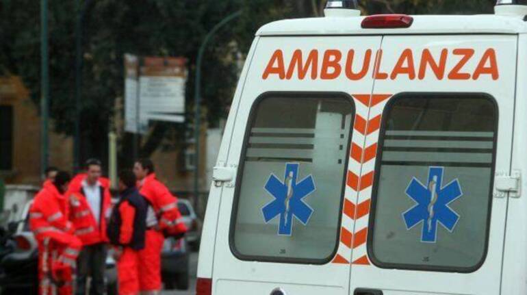 Napoli, aggressione al personale 118 in piena notte: ferito un soccorritore
