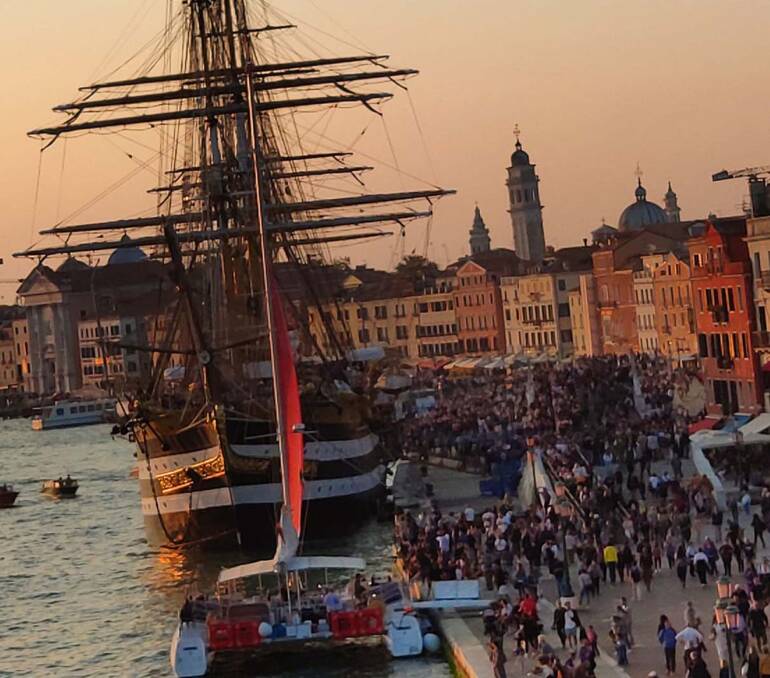 Catamarano si scontra a Venezia contro l’Amerigo Vespucci