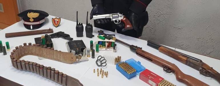 Arsenale scoperto dai carabinieri a Pompei: 3 arresti