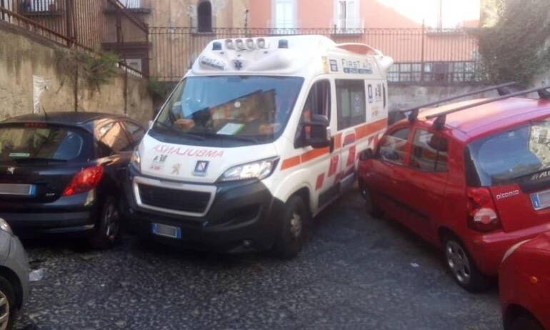 A Napoli auto in divieto di sosta: donna muore in ambulanza