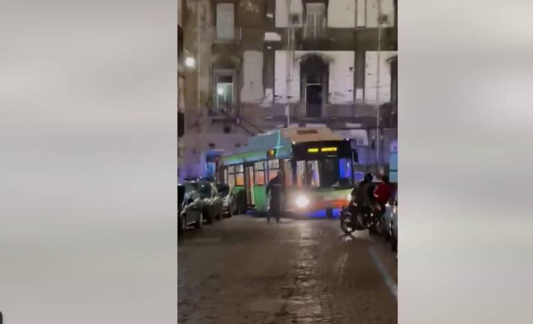 A Napoli parcheggiatori abusivi paralizzano il traffico al centro storico