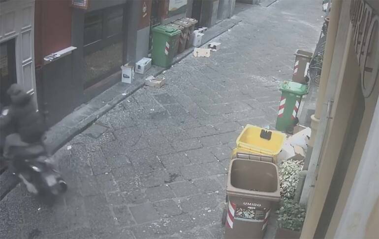 Napoli, ore contate per il ladro dell’Antica Latteria a Chiaia. Il video
