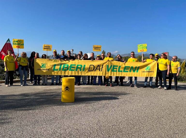 Legambiente, striscione “Liberi dai veleni” davanti Ex centrale nucleare del Garigliano