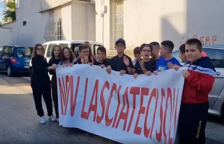 Il grido dei piccoli studenti di Melito: “Non lasciateci soli”