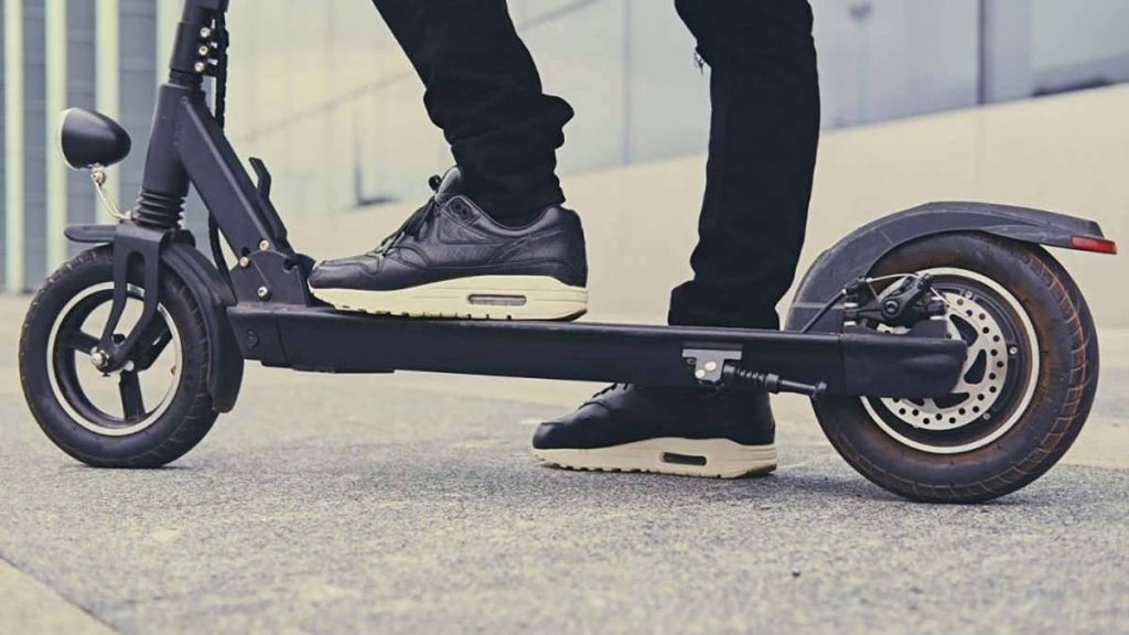 Targhe per monopattini e alcolock: arrivano le regole tecniche, ma resta il caos operativo