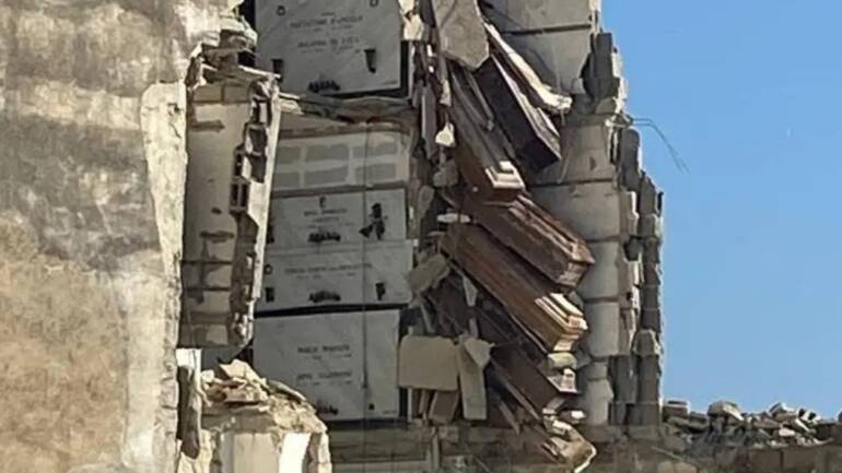 Napoli, nuovo crollo al cimitero bare in bilico e salme visibili